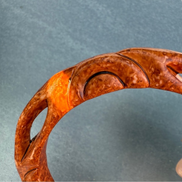 Vintage 1970s Carved Bangles Set in Red and Brown - Picture 10 of 12